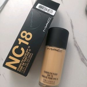 MAC STUDIO FIX FLUID Foundation SPF 15 NC18